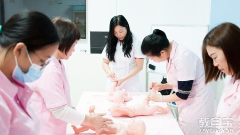 新手妈妈必看：广州月嫂带新生儿的常见问题解析