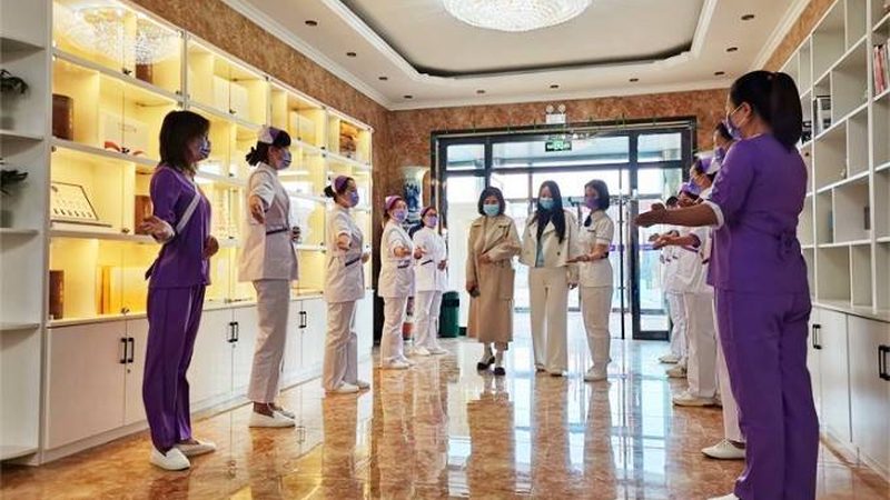月嫂服务价格表2025：价差背后藏着哪些门道